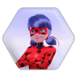 پیکسل شش ضلعی دختر کفشدوزکی