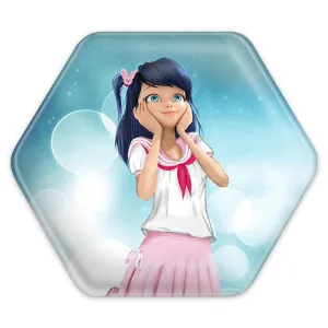 پیکسل شش ضلعی دختر کفشدوزکی