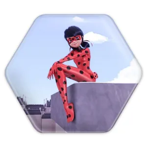 پیکسل شش ضلعی دختر کفشدوزکی