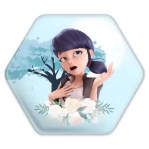 پیکسل شش ضلعی دختر کفشدوزکی