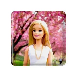 پیکسل مربعی عروسک باربی