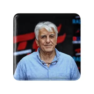 پیکسل مربعی رضا کیانیان
